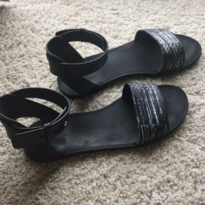 Vince minimalistic black light sandals Sz 6